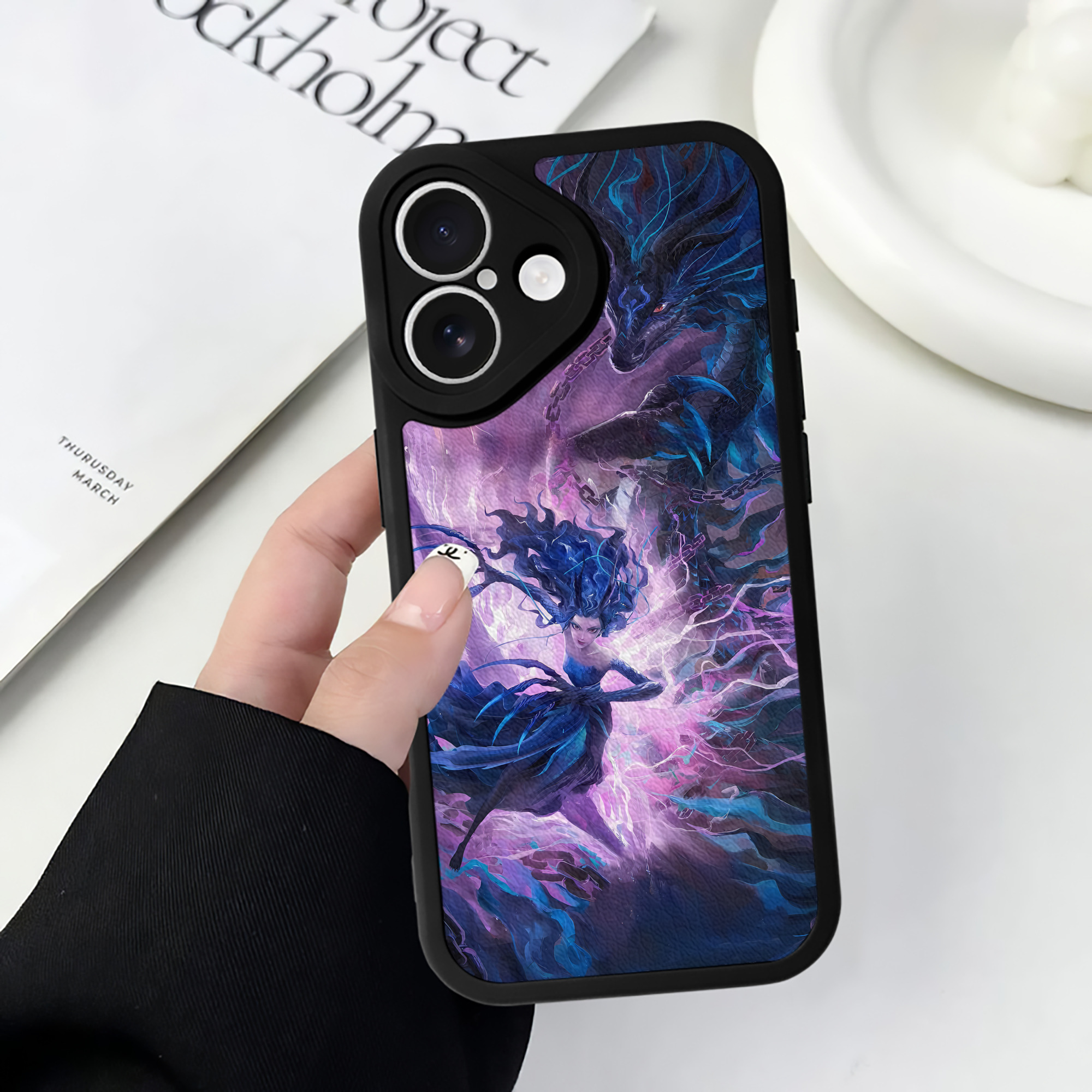 （画像用） Ne Zha 2 ナタ 魔童の大暴れ 【iPhone 16シリーズ対応】シリコンスマホケース（レザー調） 材質：シリコン